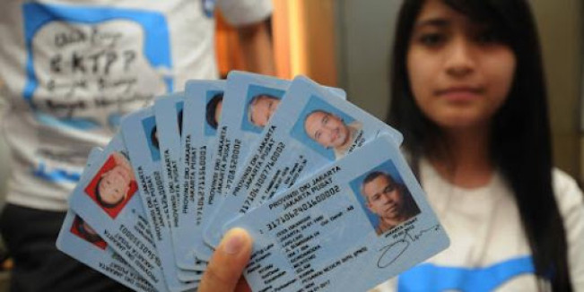 Ini Dia Perbedaan Foto KTP Berlatar Biru dan Merah